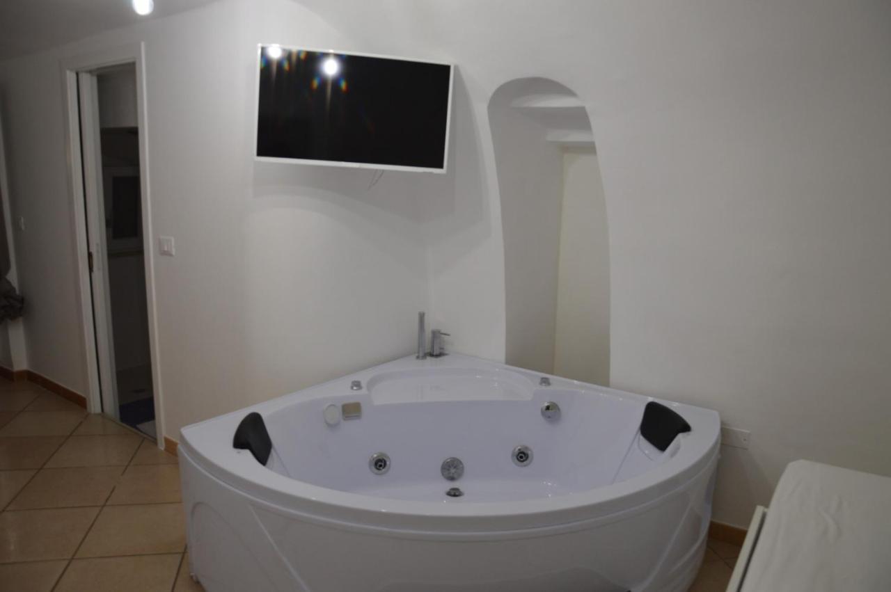 Ostuni 21Mqsuitehomes, Appartamento Con Mini Piscina Privata, Appartamenti Con Vasca Idromassaggio & Appartamenti Standard Exterior photo