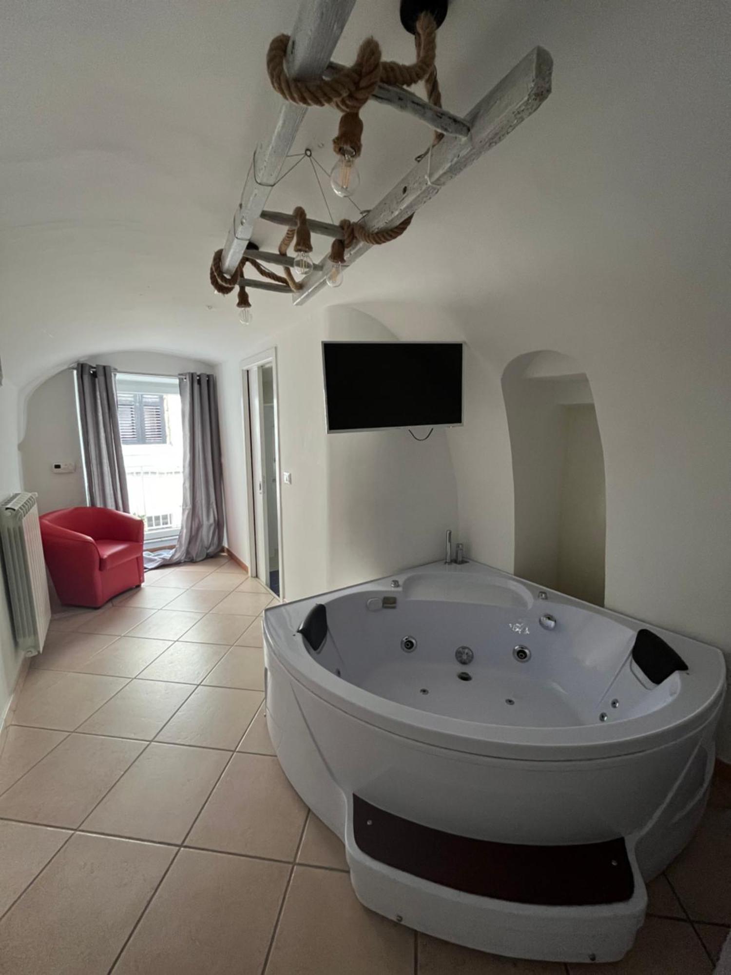 Ostuni 21Mqsuitehomes, Appartamento Con Mini Piscina Privata, Appartamenti Con Vasca Idromassaggio & Appartamenti Standard Exterior photo